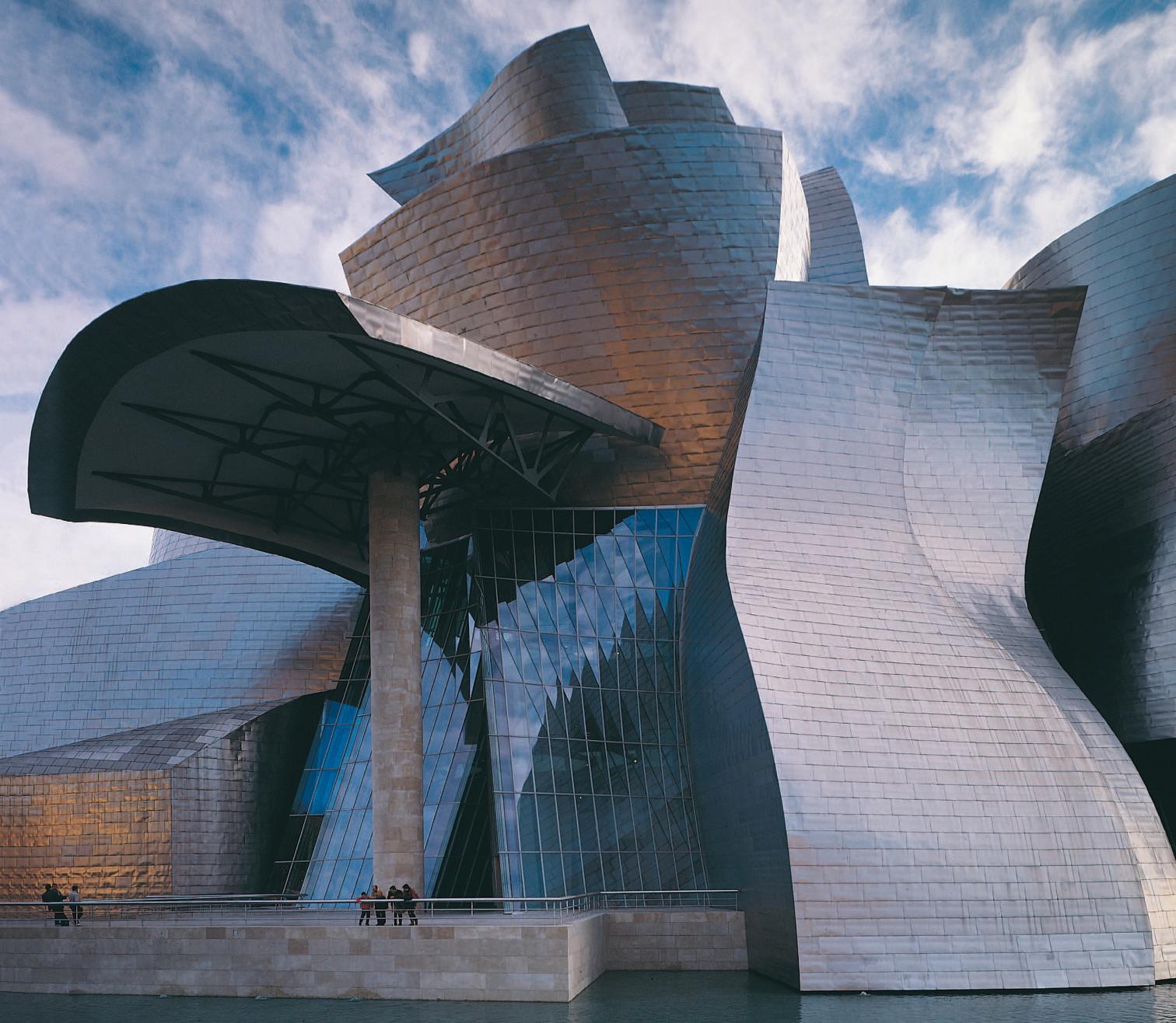 Apenas terminado en 1997, el Museo Guggenheim Bilbao de Frank Gehry ingresó en la colección de iconos contemporáneos, y sus formas tormentosas y alabeadas sustituyeron a las fracturadas como símbolo de unos tiempos inciertos.