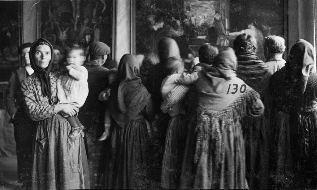 Grupo de espectadoras ante una copia de Las hilanderas, de Velázquez, Cebreros, Ávila, 13-17 de noviembre de 1932 Madrid,  Archivo fotográfico de la Residencia de Estudiantes
