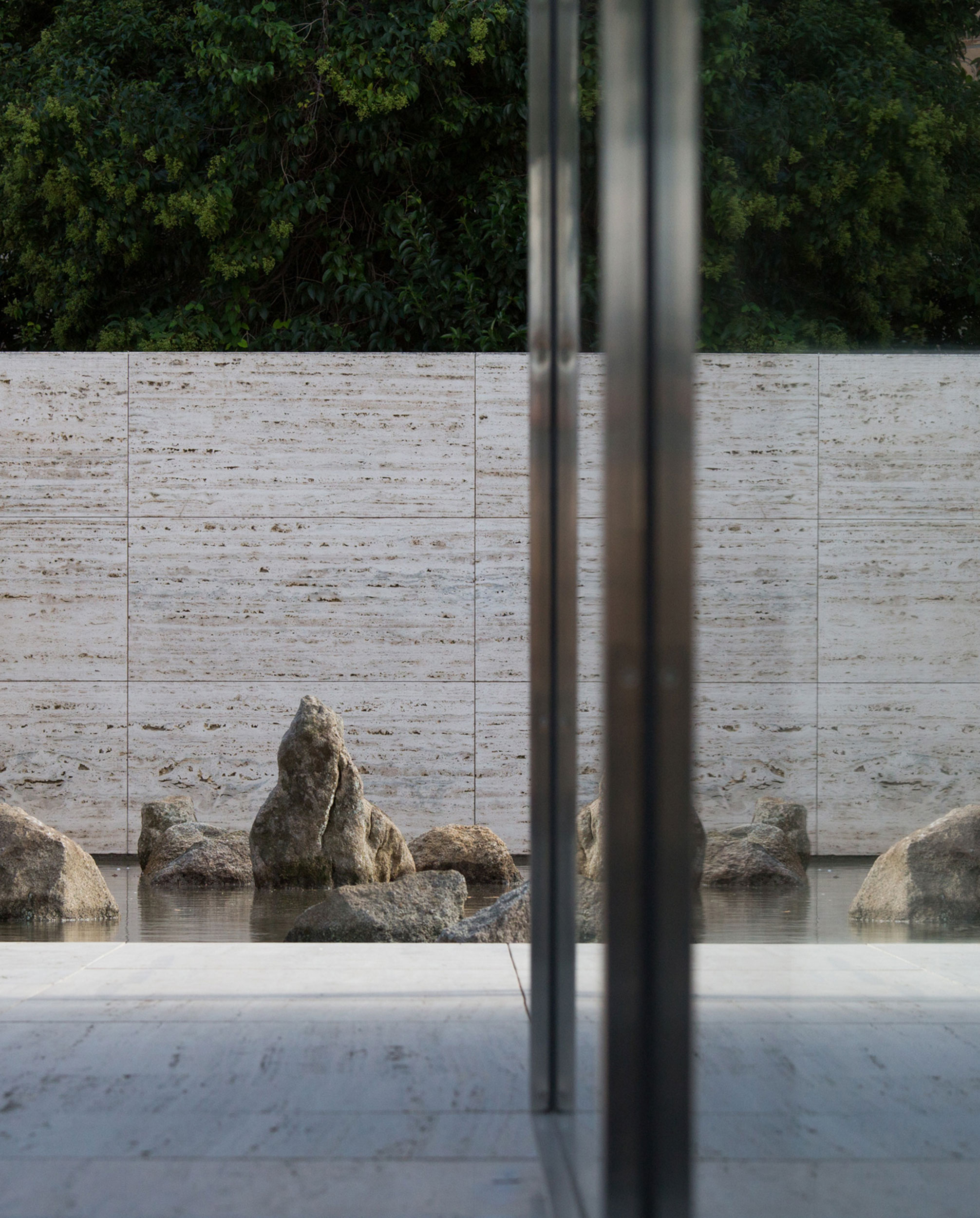‘Fifteen Stones (Ryoan-ji)’ de Spencer Finch en el Pabellón Mies van der Rohe