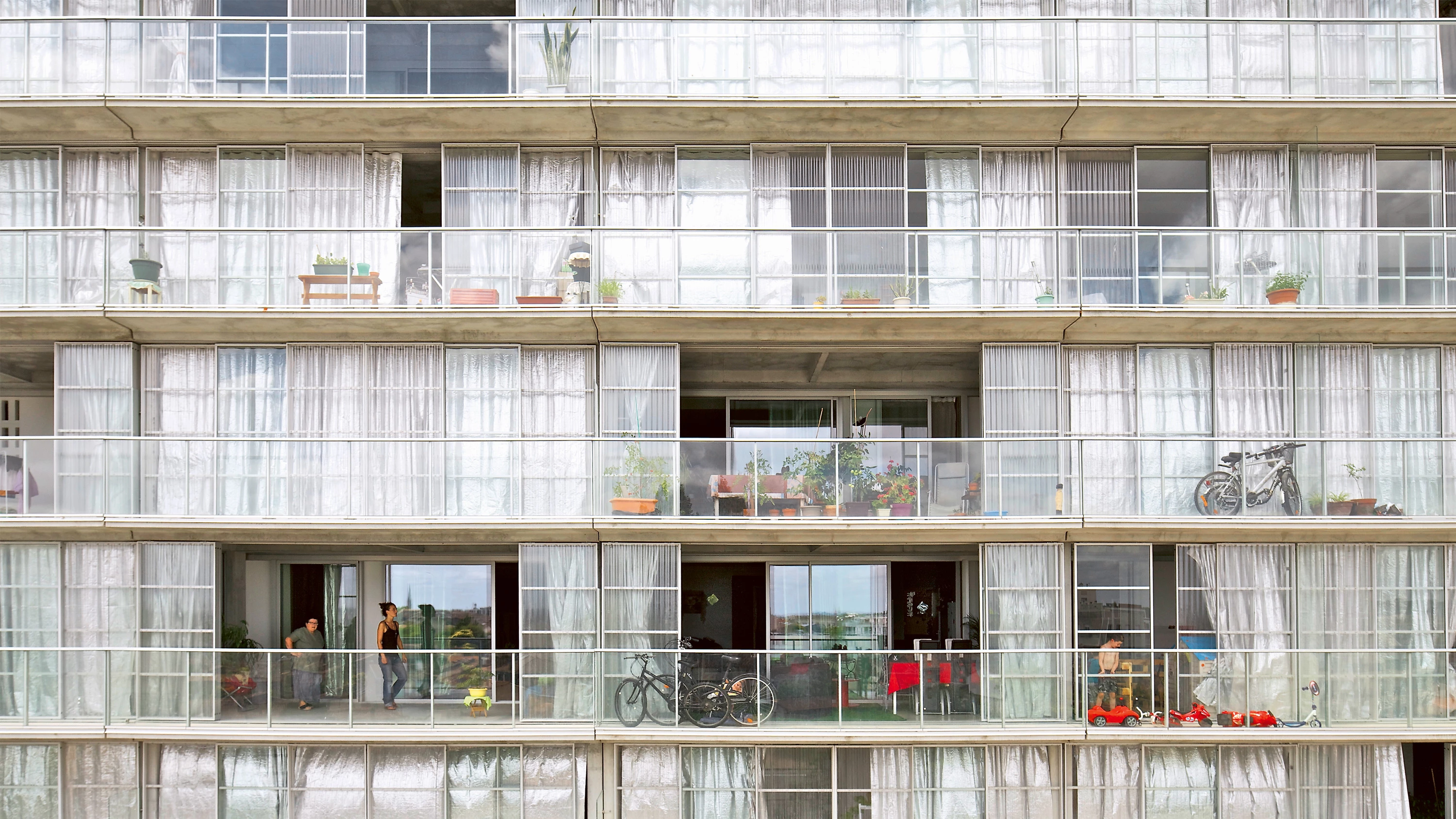 lacaton&vassal 新・POST Art gallery by Lacaton & Vassal that mirrors the adjacent