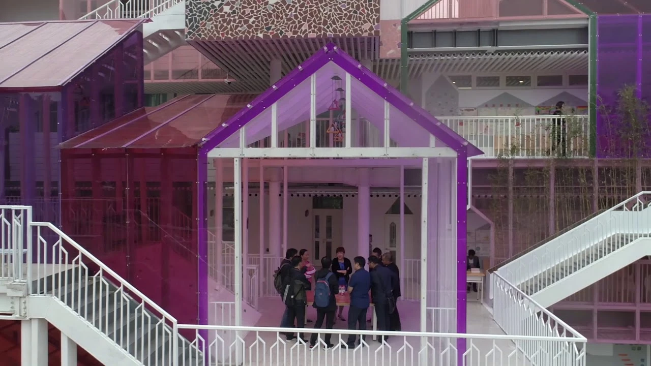 The Design Institute of Landscape and Architecture China Academy of Art has in the countryside renovated an education center in the image of a village, with stacked volumes combining prefabricated elements, pitched roofs, and transparencies and colores.