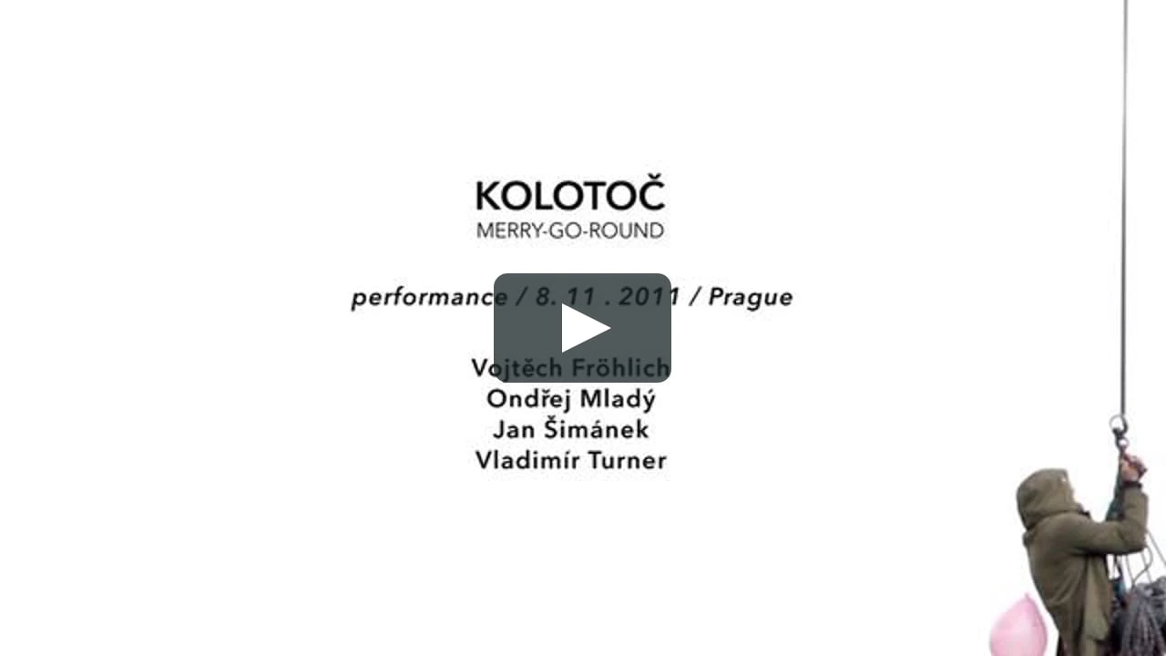 Tiovivo publicitario en Praga El artista checo Vojt?ch Fröhlich junto a Vladimír Turner, Ond?ej Mladý y Jan Šimánek, llevaron a cabo a cabo, el pasado mes de noviembre, la performance Koloto? / Merry-Go-Round, que utiliza un soporte publicitario giratorio a modo de tiovivo.