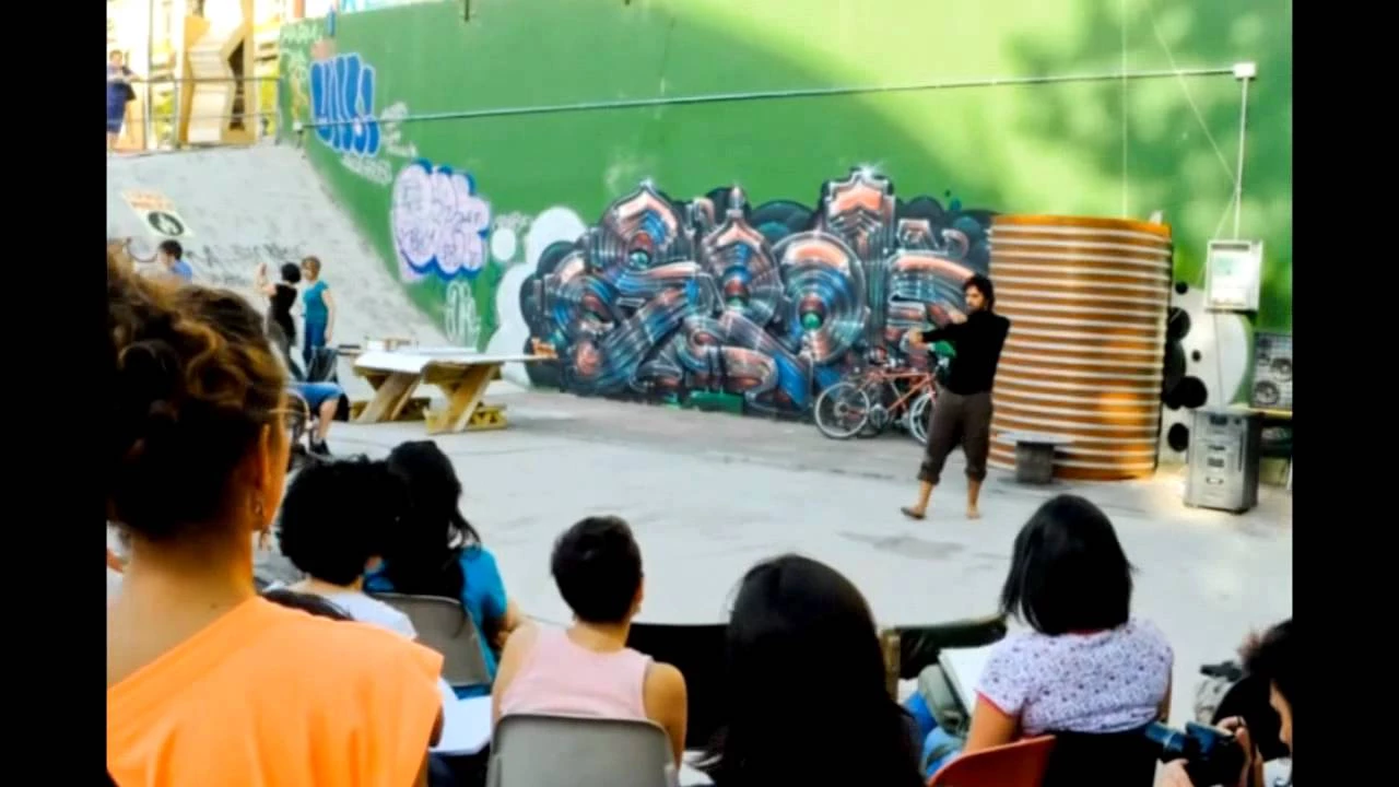 Wallpeople Madrid, ‘Express Yourself’ En más de 30 ciudades del mundo participantes anónimos expusieron sus obras en la 3ª edición del proyecto de arte urbano Wallpeople. En Madrid se celebró en El Campo de Cebada, y estuvo coordinado por lagaleríademagdalena.