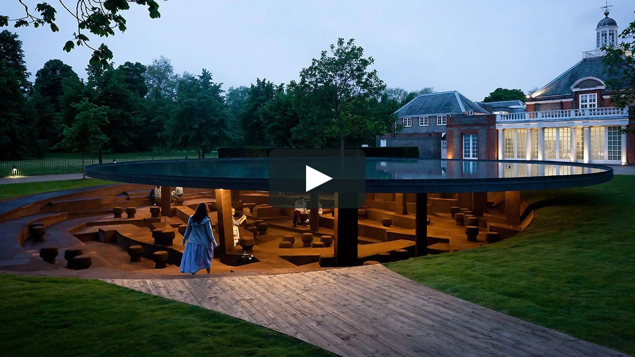 Vïdeo del brasileño Pedro Kok sobre el pabellón de verano de la Serpentine, diseñado por Herzog & de Meuron y Ai Weiwei, que se puede visitar en Londres hasta el próximo domingo.