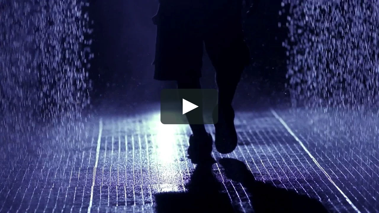 Como muestra el vídeo de Gramafilm, la instalación ‘Rain Room’ de rAndom International en el Barbican de Londres permite a los visitantes jugar con la lluvia sin mojarse.