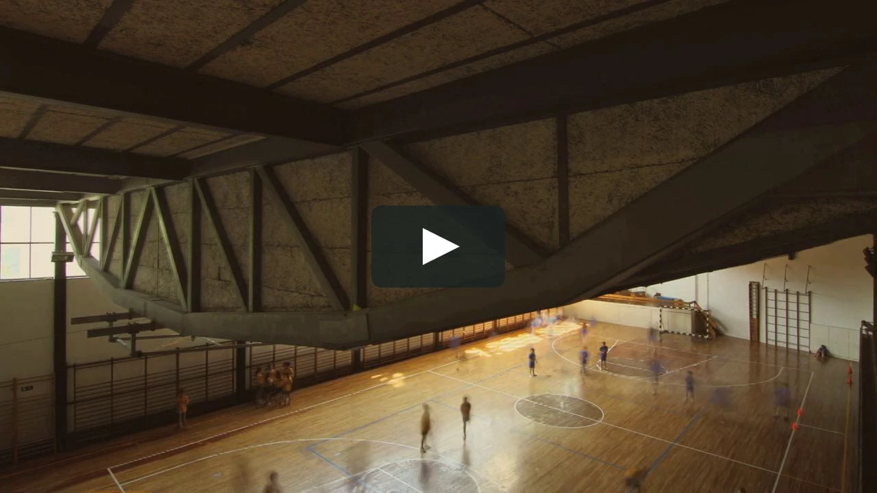 Gimnasio Maravillas: 50 años de vida Con motivo del 50 aniversario del Gimnasio del Colegio Maravillas de Madrid, el vídeo del barcelonés Israel Alba Ramis muestra un día en la obra del arquitecto Alejandro de la Sota.