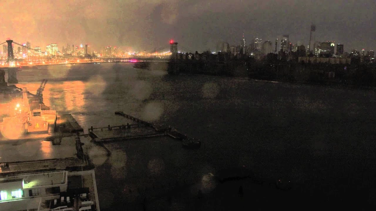 Un vídeo muestra el paso del huracán Sandy por Nueva York con imágenes tomadas durante dos días del puente de Williamsburg visto desde Brooklyn.