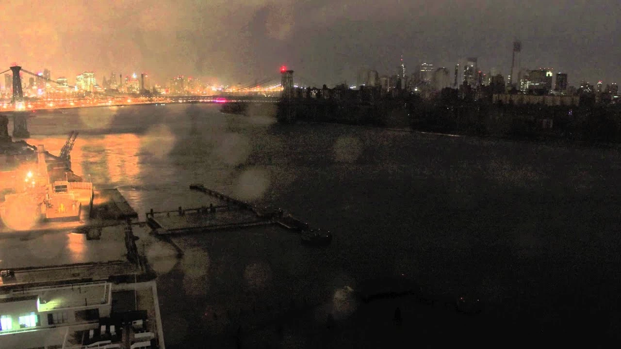 El huracán Sandy apaga la ciudad de Nueva York Un vídeo muestra el paso del huracán Sandy por Nueva York con imágenes tomadas durante dos días del puente de Williamsburg visto desde Brooklyn.