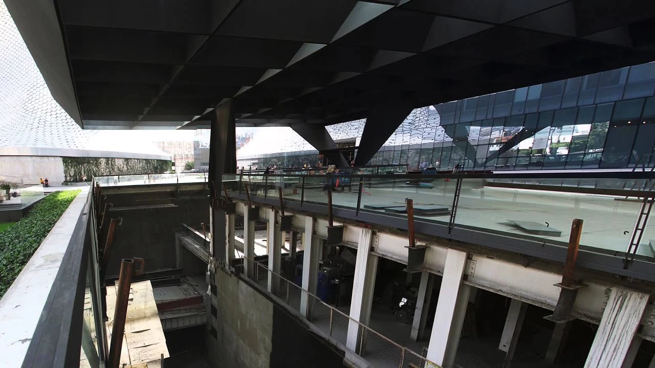 El vídeo muestra el proceso constructivo del Teatro Cervantes (Telcel) de Antón García-Abril / Ensamble Studio en Ciudad de México. Desde una escultórica pérgola de chapones de acero se accede al edificio enterrado de cuatro plantas (véase Arquitectura Viva155).