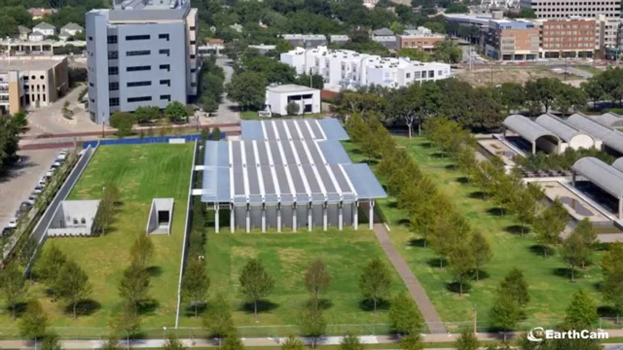 Desde julio de 2011 hasta septiembre de 2013, el vídeo en time-lapse muestra la construcción del pabellón de Renzo Piano para ampliar el Museo de Arte Kimbell en la ciudad texana de Fort Worth.