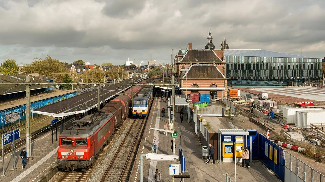 Los holandeses de Mecanoo son los autores del complejo —formado por la estación intermodal, una plaza y oficinas municipales— en el área liberada por el soterramiento de la línea ferroviaria que divide en dos la ciudad de Delft. 