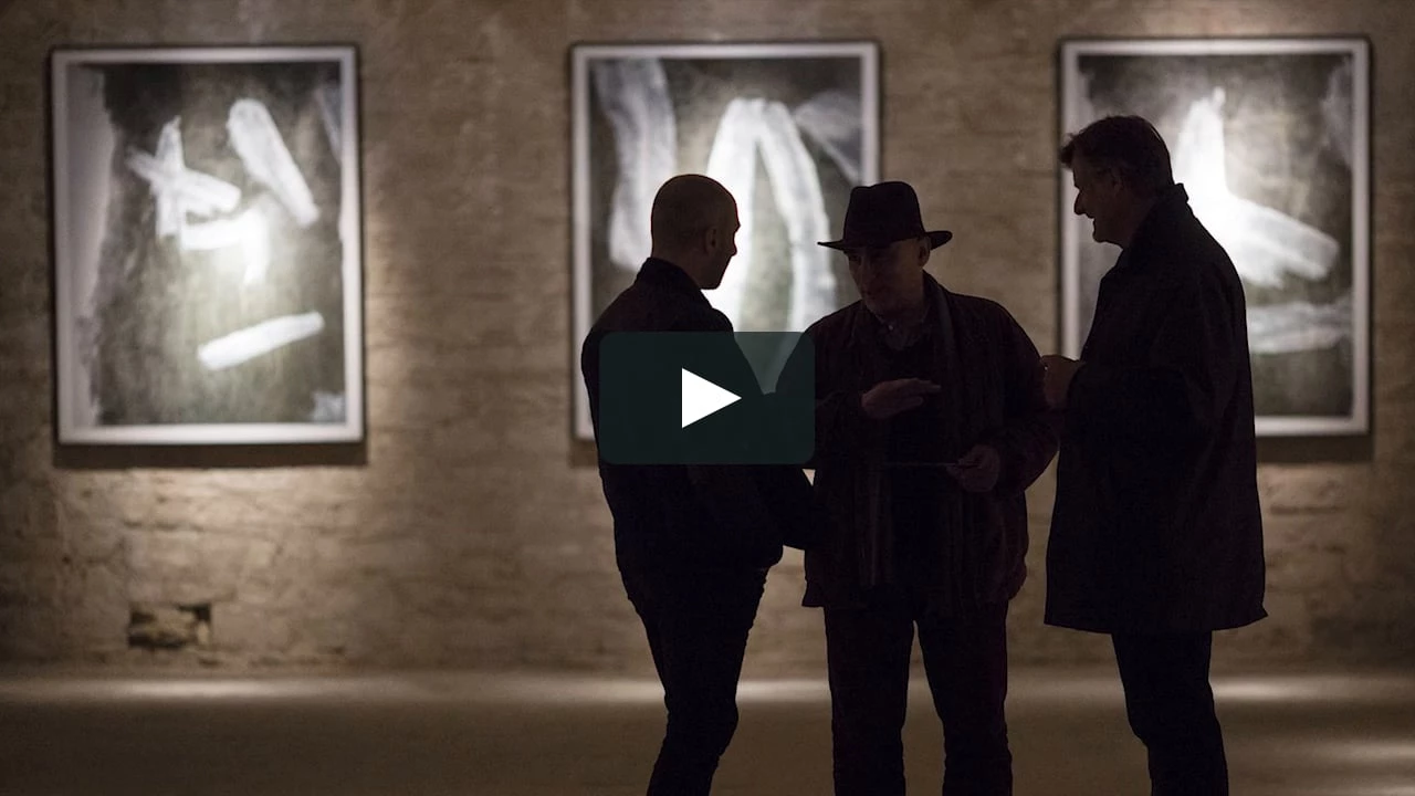 La memoria de lo imaginado, fotografías de Fernando Alda El vídeo recorre la Sala EP1 CICUS de Sevilla el día de la inauguración de la exposición ‘La memoria de lo imaginado’. La serie fotográfica de Fernando Alda nace cuando el madrileño contempló sobre unas paredes las manchas de pintura que sellaban unas grietas.