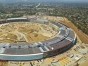 Proyectado por el estudio de Norman Foster, el nuevo campus Apple se construye en la ciudad californiana de Cupertino. El vídeo grabado desde un dron da cuenta del progreso de las obras.  