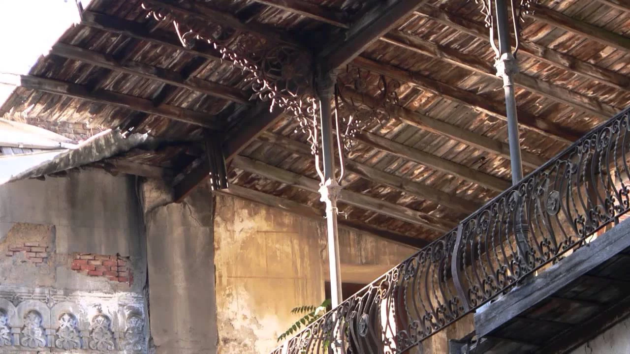 Cortometraje documental sobre el frontón Beti Jai Con la colaboración de la plataforma "Salvemos el frontón Beti Jai", este trabajo plasma el abandono sufrido por las administraciones de una joya arquitectónica por mero interés económico y especulación...