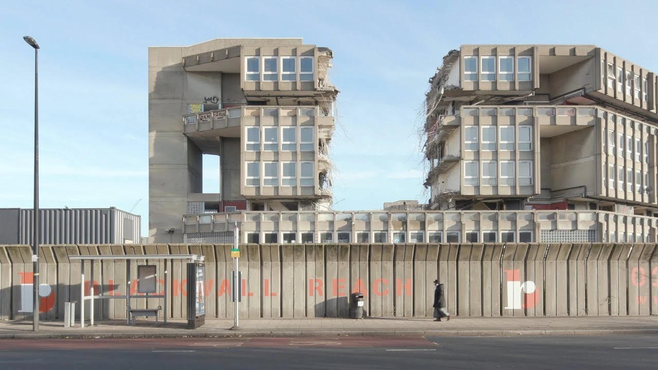 This exclusive video footage shot by Dezeen shows a huge section of the brutalist Robin Hood Gardens estate being torn apart by a demolition claw. Destruction of the seminal 1970s estate in east London...