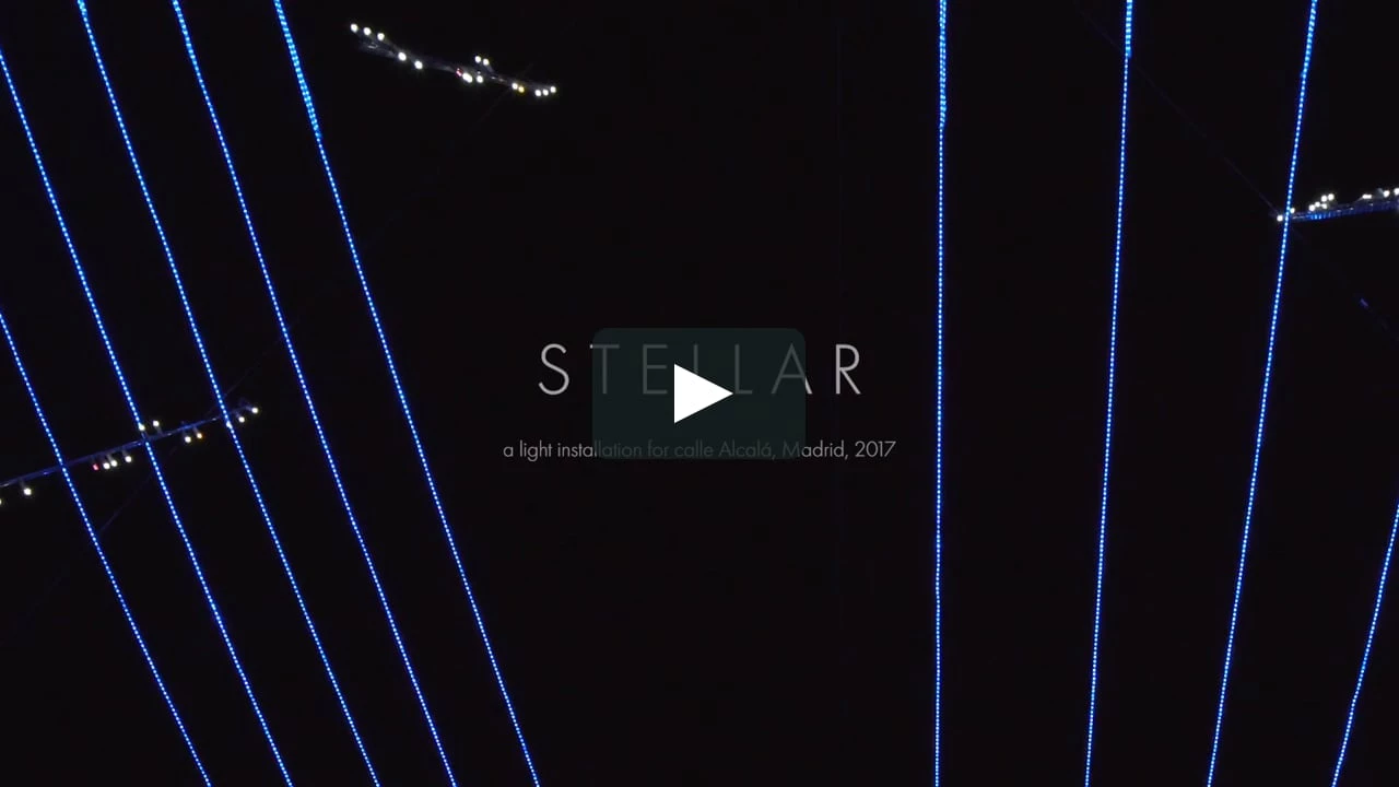 El estudio Brut Deluxe ha diseñado Stellar, la instalación luminosa con 6 km de ledes que coronan la emblemática calle madrileña entre Cibeles y la Puerta de Alcalá...