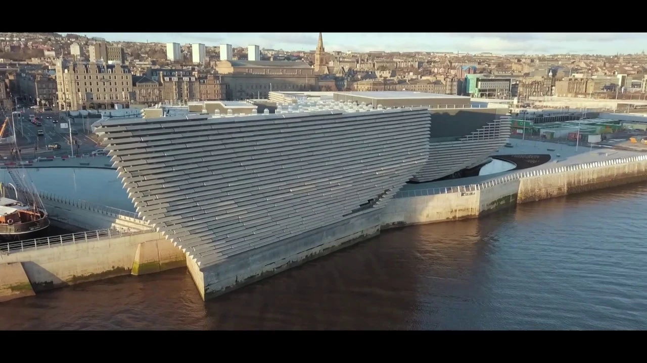 The construction of the Scottish branch of the Victoria & Albert Museum in the city of Dundee is in full swing, following a design by the Japanese architect Kengo Kuma, inspired in the cliffs of Scotland’s east coast.