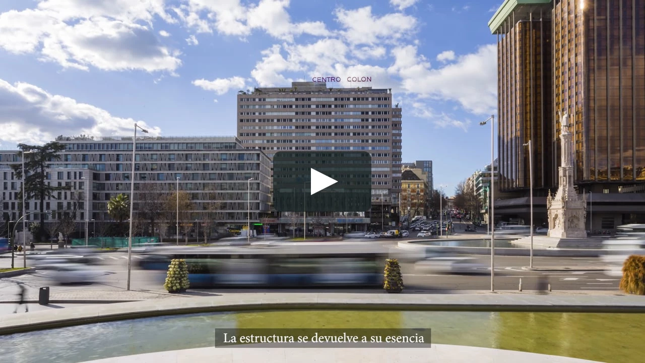 Vídeo: edificio Axis en Madrid de Foster + Partners Norman Foster convertirá la antigua sede de Barclays Bank en el denominado edificio Axis por su estratégica ubicación en la plaza de Colón de Madrid. Con una fachada en diagrid y ampliando su altura, el inmueble flexible podría albergar oficinas y locales comerciales.
