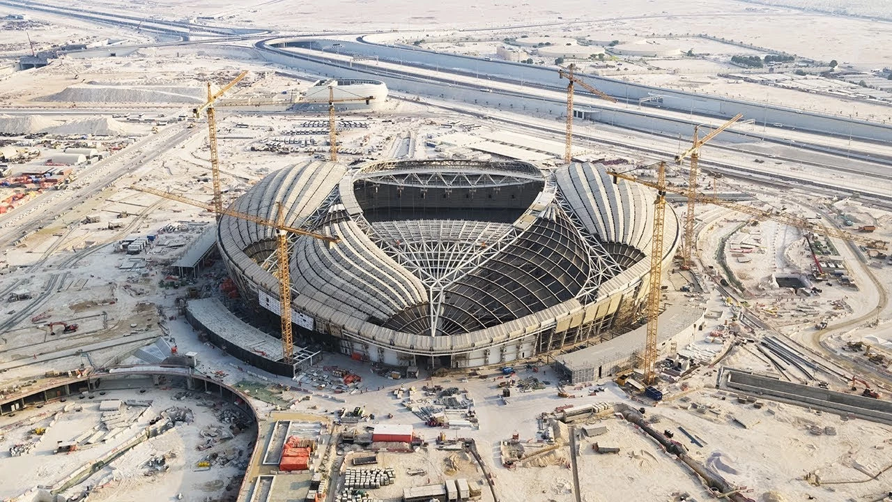 The construction of this stadium in the Qatari city of Al Wakrah, 15 kilometers south of Doha, the capital, is progressing, following a design inspired in the dhow, a sailing vessel of Arab origins.