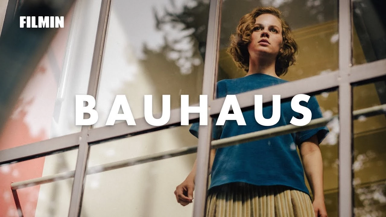 Tráiler de la película ‘Bauhaus’ Inspirada en la figura de la diseñadora Alma Siedhoff-Buscher, esta producción de la televisión pública alemana se estrena el 1 de abril en España, día en el que se celebra el centenario de la fundación de la escuela de la Bauhaus…
