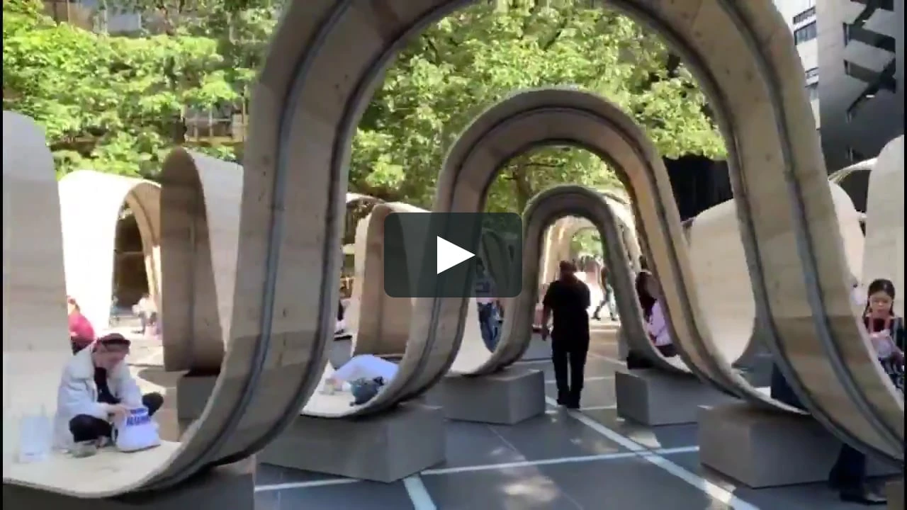 ‘Please be seated’ En el marco del London Design Festival 2019, la instalación Please Be Seated del diseñador británico Paul Cocksedge transforma Finsbury Avenue Square. Su diseño presenta curvas para que las personas se sienten y caminen.