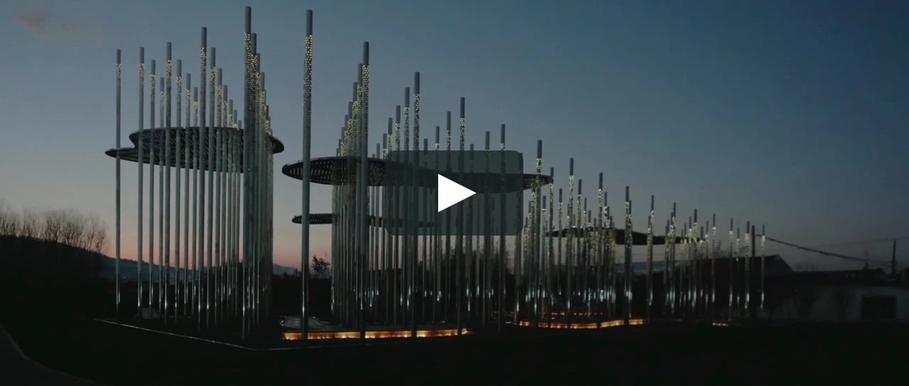 <p> The installation built by the French architect Aurelien Chen in Rizhao (China) is an abstract recreation of the traditional Chinese landscape. Two hundred perforated and illuminated stainless steel poles interspersed with flat canopies reflect the environment, creating an interplay of lights and shadows.</p>
