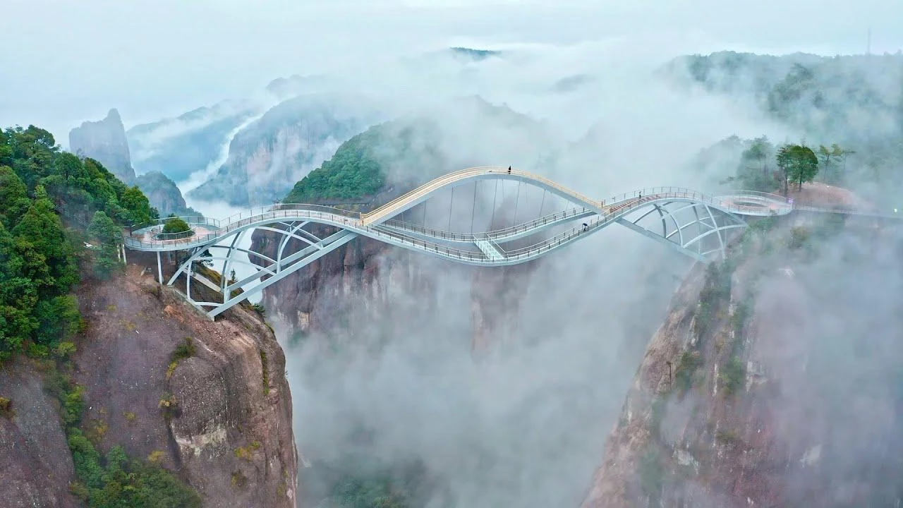 Eccentric Chinese bridge becomes a tourist hit