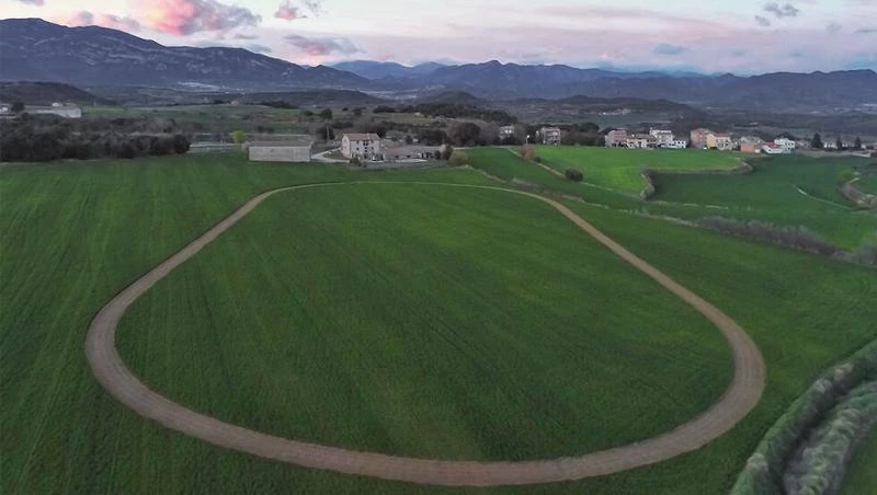 El atleta que se hizo una pista en mitad del campo