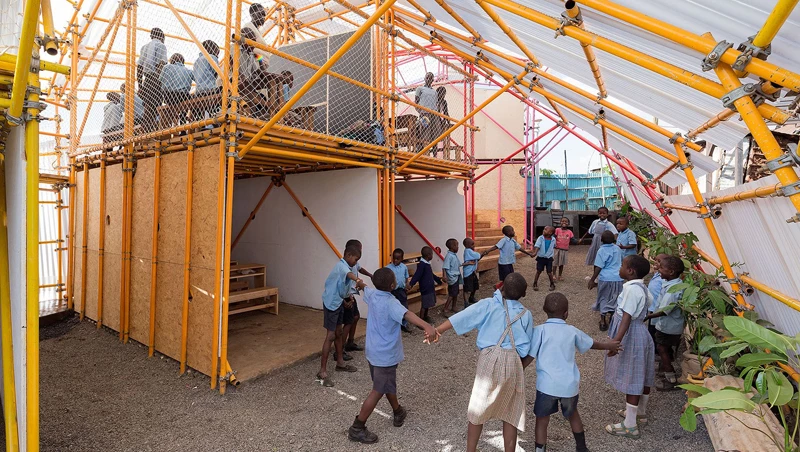 Una escuela de dos arquitectos españoles brilla en un suburbio de Kenia