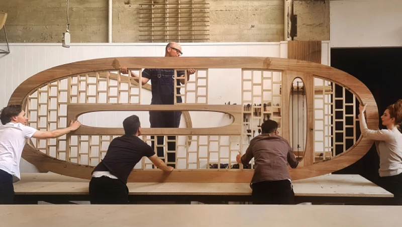 Snøhetta ha diseñado una mesa de trabajo con madera sumergida 25 años en el agua