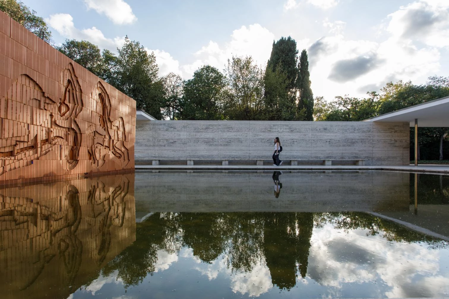 Psychoarchitecture at the Mies van der Rohe Pavilion
