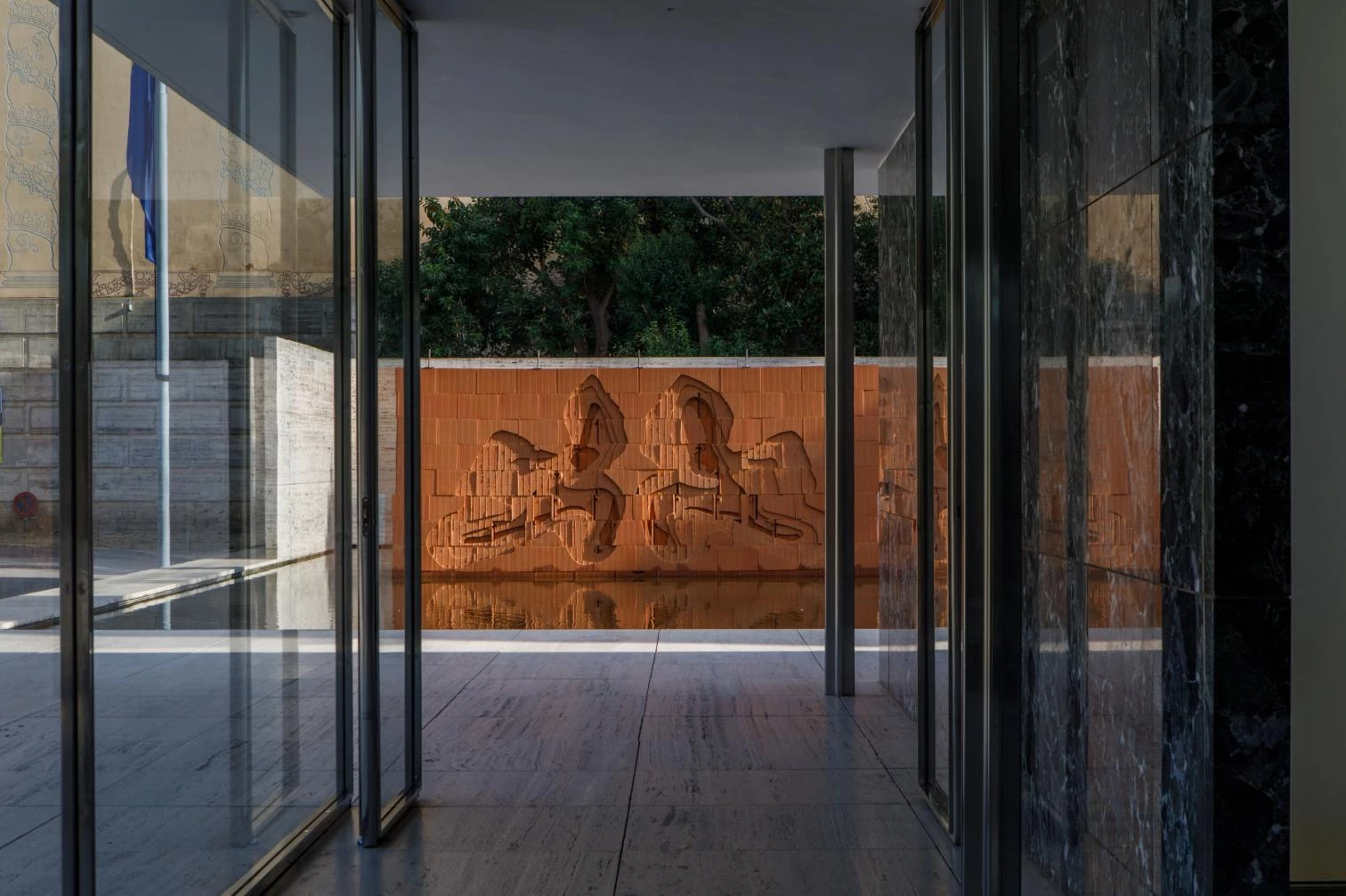 Psychoarchitecture at the Mies van der Rohe Pavilion