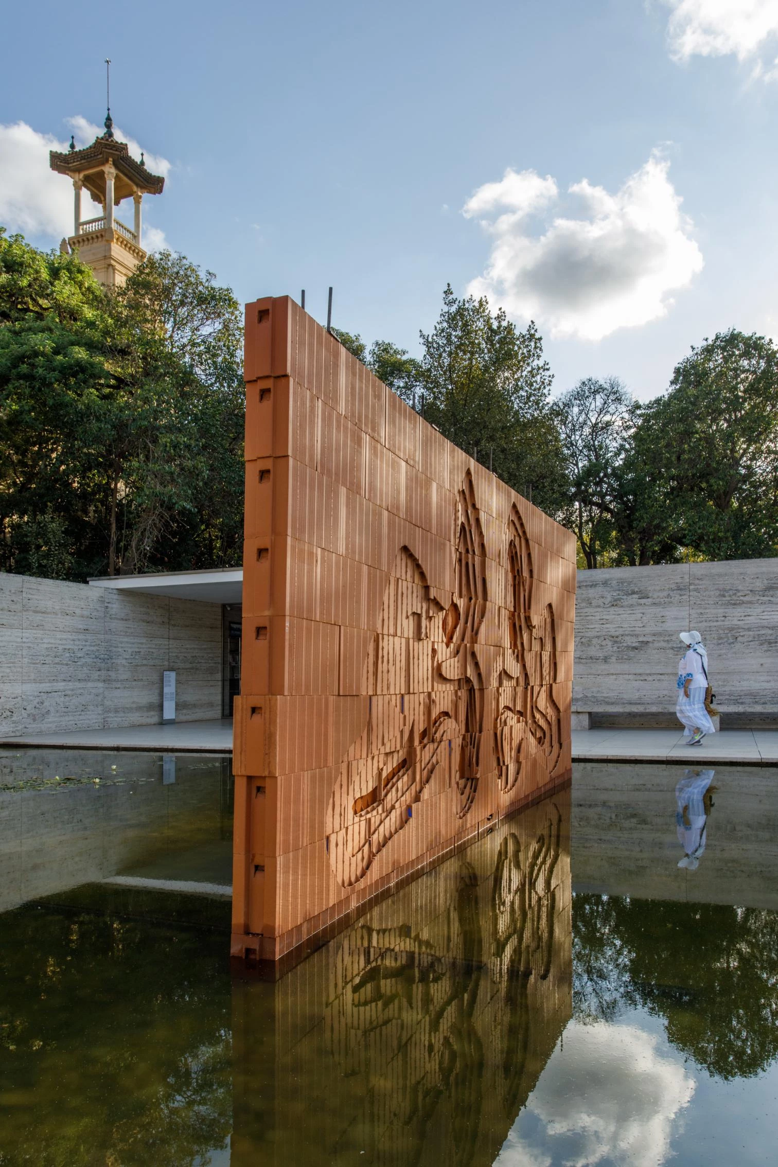 Psychoarchitecture at the Mies van der Rohe Pavilion