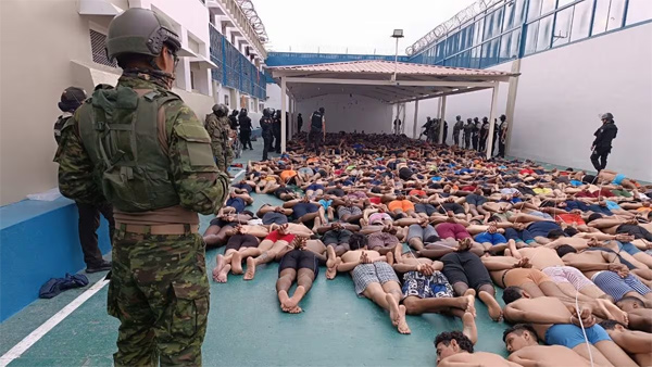 Barcos-prisiones y cárceles ‘modelo Bukele’ en Ecuador