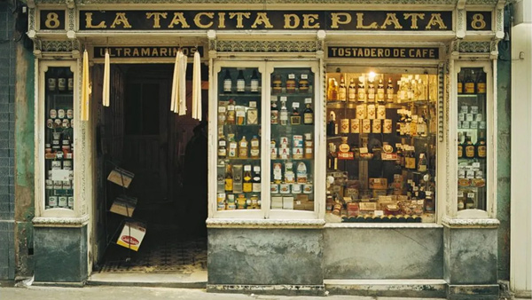 Las tiendas de tu infancia: los escaparates de una España que ya (casi) no existe