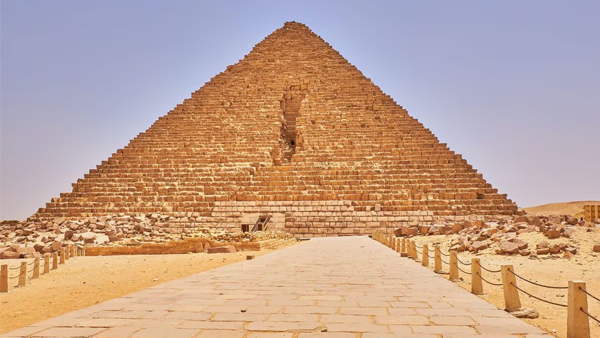 Polémica por el plan para revestir una pirámide