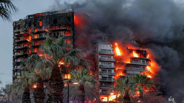 Un virulento incendio arrasa en menos de una hora un edificio de 14 plantas en Valencia