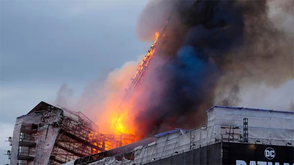 Un incendio en Copenhague amenaza el histórico edificio de la Bolsa