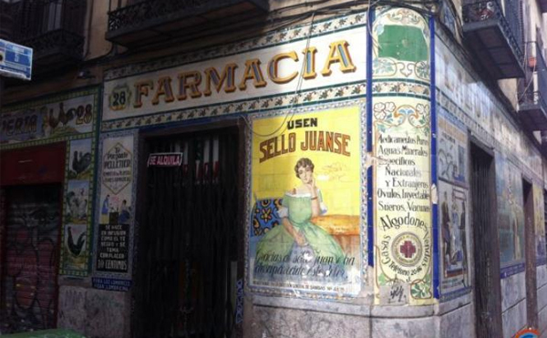 Un inesperado ‘bestseller’, un recorrido por las antiguas fachadas de los comercios españoles
