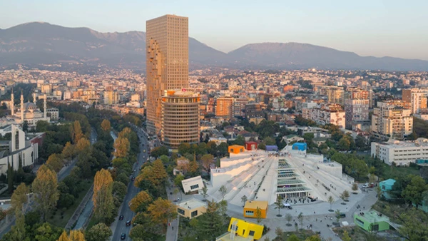 El extraño auge arquitectónico de Tirana