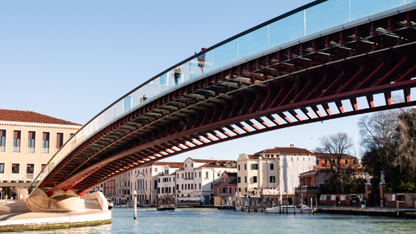 Venecia desmontará el puente de vidrio de Calatrava para rehacerlo con otros materiales 