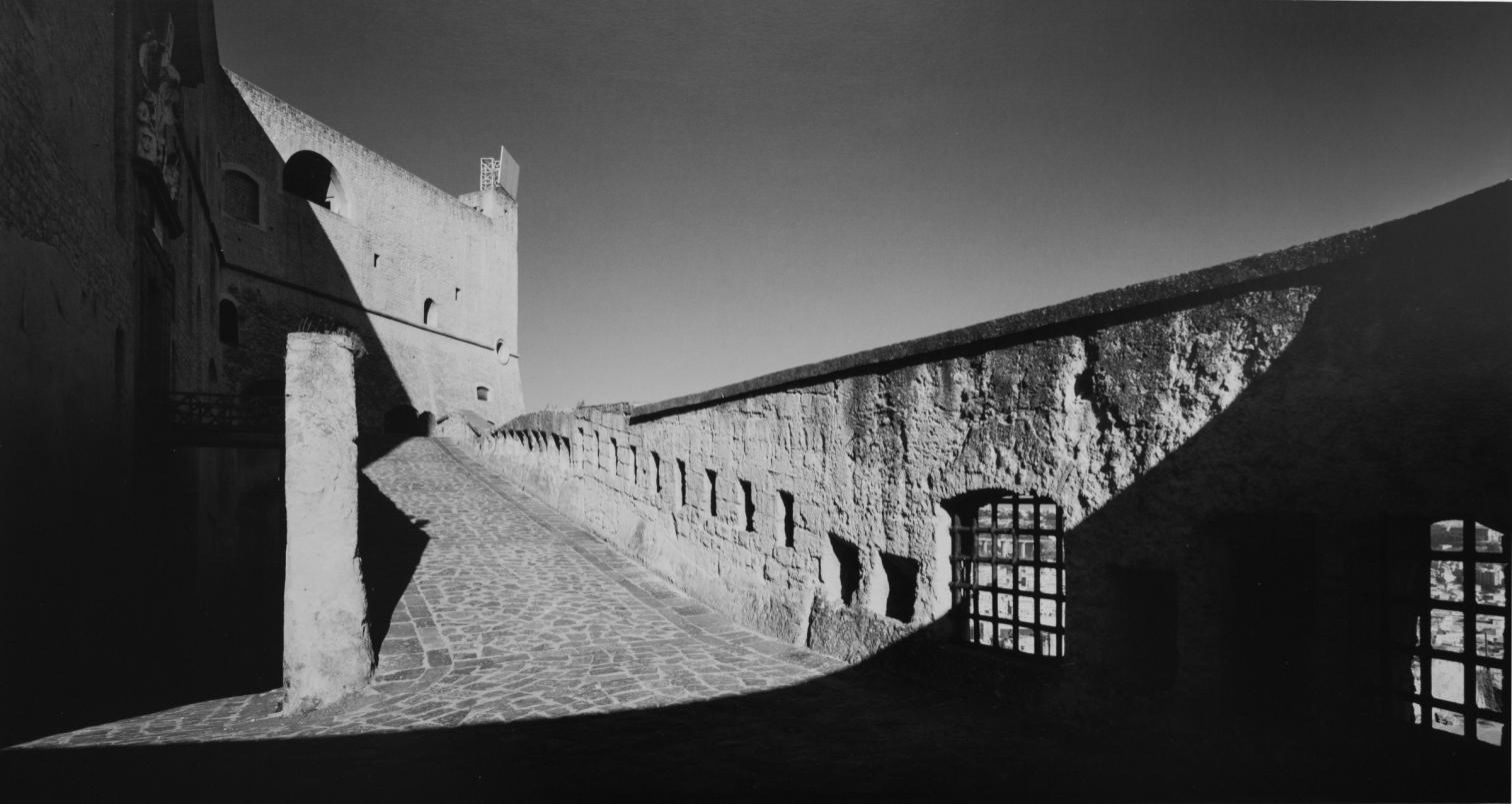 Mimmo Jodice expone en Castel Nuovo: Nápoles metafísica entre sombras y apariciones