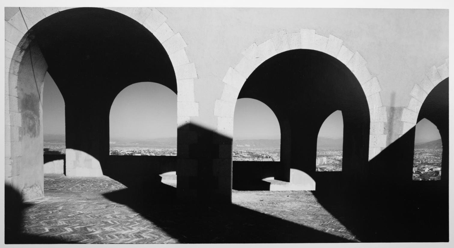 Mimmo Jodice expone en Castel Nuovo: Nápoles metafísica entre sombras y apariciones