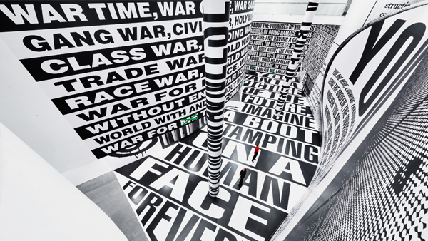 Barbara Kruger, la artista de la palabra, reescribe sus mensajes en Bilbao