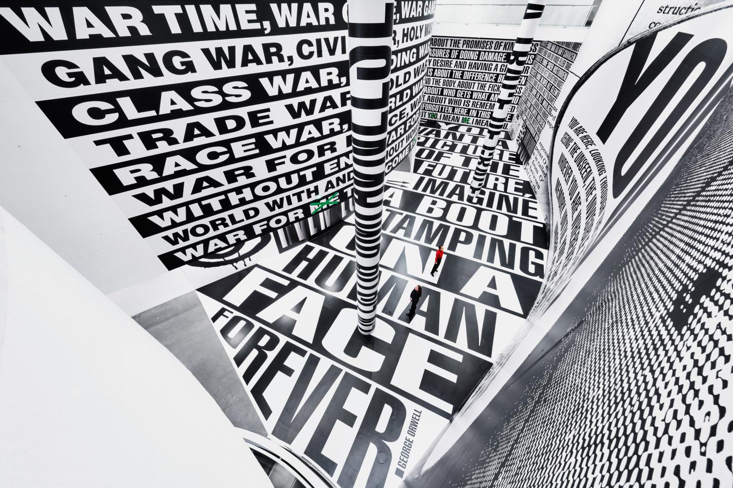 Barbara Kruger, la artista de la palabra, reescribe sus mensajes en Bilbao