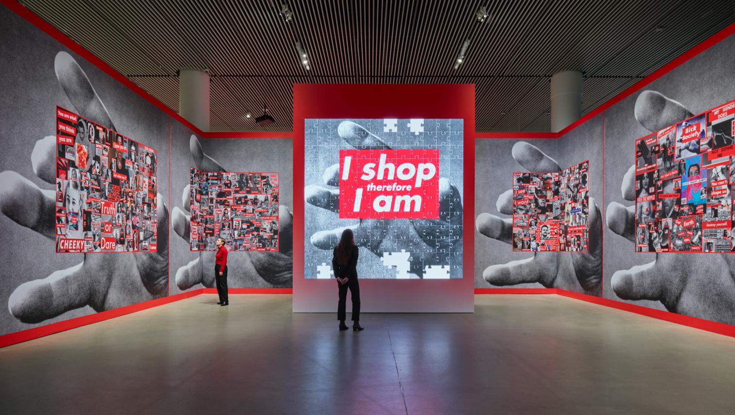 Barbara Kruger, la artista de la palabra, reescribe sus mensajes en Bilbao