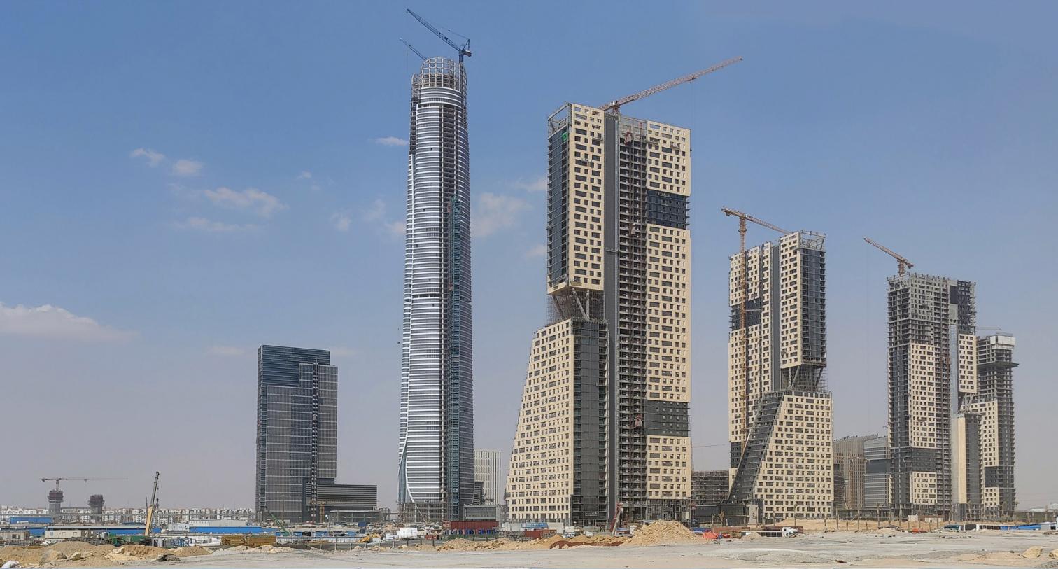 La nueva capital sin nombre de Egipto ya llena el desierto