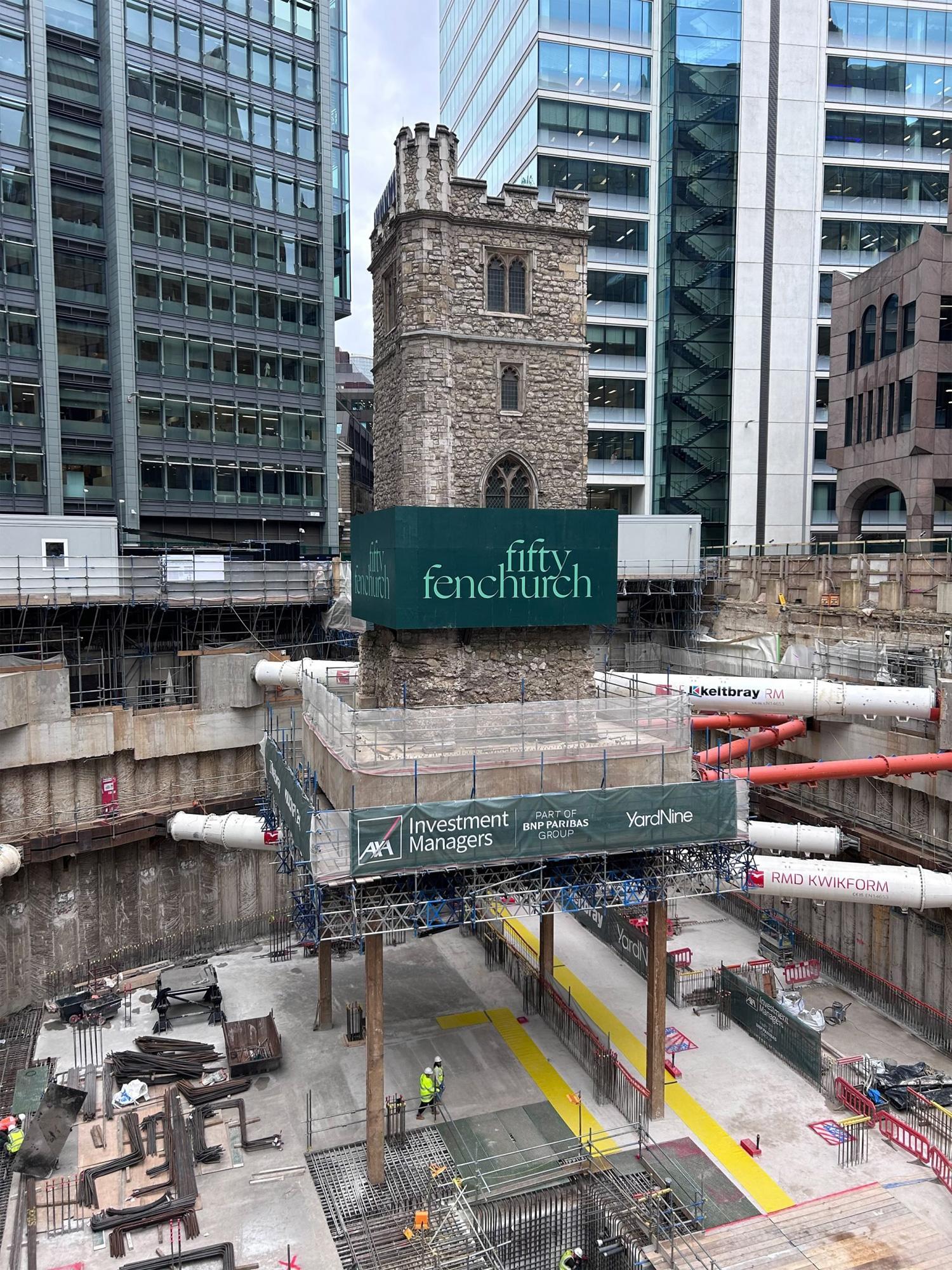 La torre de una iglesia medieval suspendida a 14 metros de altura en Londres