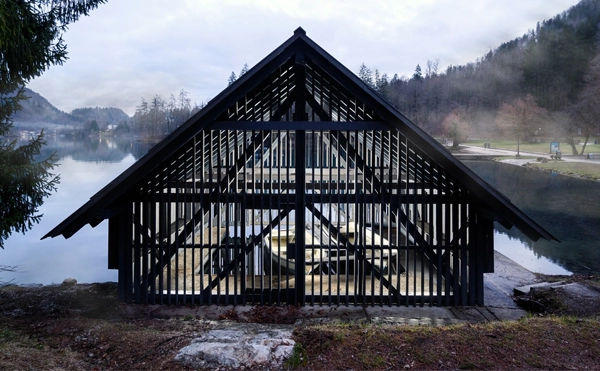 Cobertizo para embarcaciones en el lago Bled
