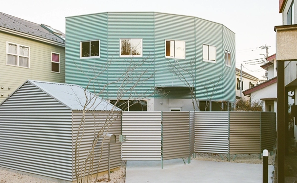 House by the temple in Tokyo